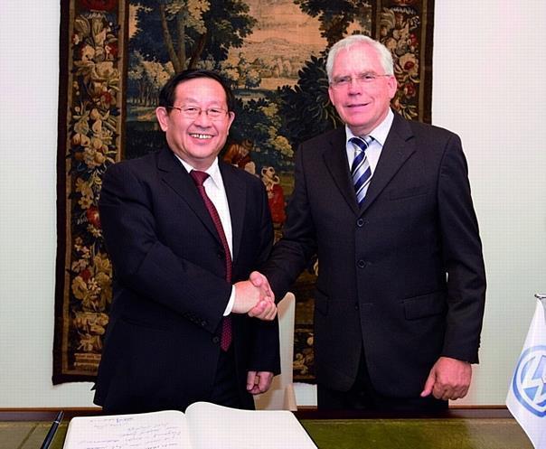 Volkswagen Markenvorstand Dr. Ulrich Hackenberg begrüßt chinesischen Wissenschaftsminister Prof. Wan Gang.